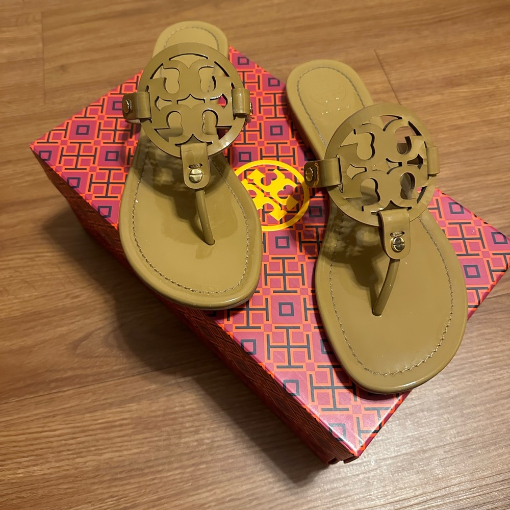 Nordstrom Tan Sandals Elegant Flat Thong